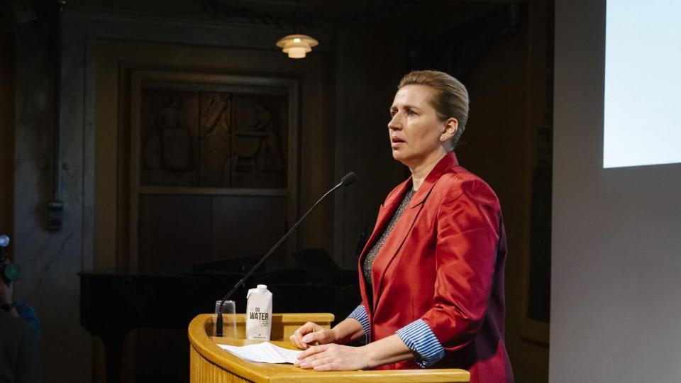 Smilene var svære at spotte, da Socialdemokratiet holdt valgfest på Arbejdermuseet tirsdag aften. Partiet har fået en ordentlig vælgerlussing, og der skal kigges indad, erkender partiformand Mette Frederiksen.