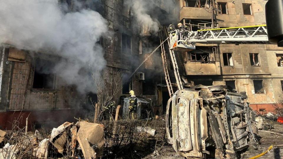 Ukrainsk redningsmandskab arbejder ved en bygning i byen Ternopil i Ukraine, der tidligt onsdag morgen blev ramt af et russisk missil. I alt meldes 25 mennesker dræbt i russiske angreb mod Ukraine onsdag.
