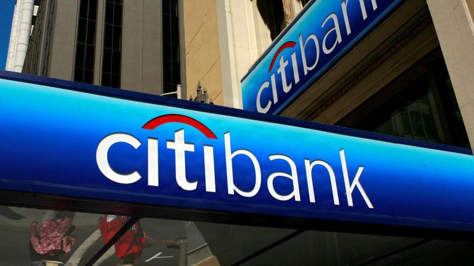 Amerikanske storbanker som Morgan Stanley og Citigroup presser advokatfirmaer på priserne, med henvisning til at advokatbureauerne selv sparer penge ved omfattende brug af det arbejde de leverer til storbankerne 