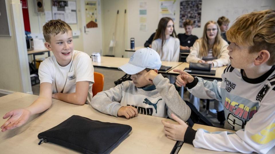 Der er forskel på, hvor godt piger og drenge klarer sig i læsning og matematik. 
