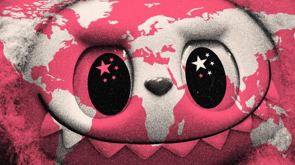 Den lille monsterdukke med skarpe tænder og spidse ører har længe været et fænomen i Kina, men har pludselig spredt sig globalt.