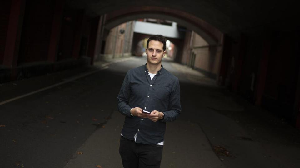 Philip Engberg står sammen med sin forretningspartner, Anne Lundov, bag appen Min Strøm. De mødte Apples nu afgående topchef, Tim Cook, under et uannonceret besøg i København i 2023.