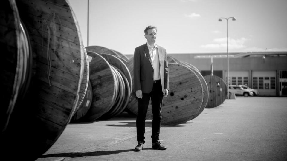 Ewii-koncernen kan både blive nødt til at afvise virksomheders projekter gennem forsyningsselskabet Trefor og komme til at mangle el selv, når selskabet bygger ladestandere. Det ærgrer koncernchef Lars Bonderup Bjørn, der har advaret om situationen gennem længere tid.