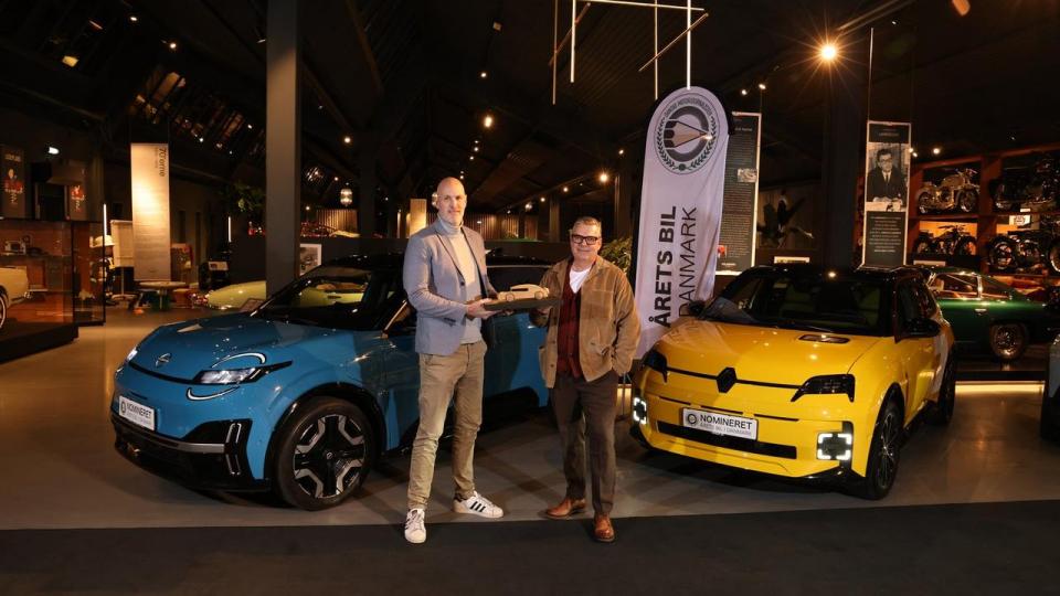 Flådechef for Nissan Danmark, Bent Lund, (t.v.) og PR-chef for Renault Danmark, Søren Hyltoft, modtager trofæet for den prestigefyldte titel.
