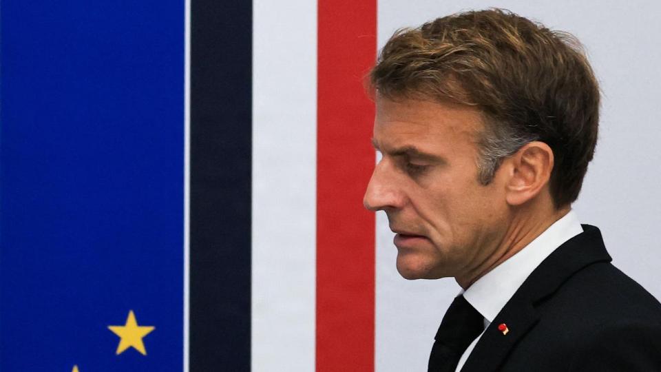 Frankrig står i kriser op til halsen både socialt, politisk og økonomisk. Præsident Macron lovede reformer efter dansk forbillede, men er ikke kommet i mål trods næsten 10 år ved magten.