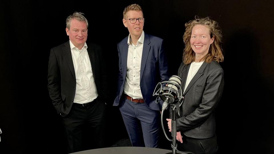 Michael West Hybholt (t.v.), stifter af Regulær Invest Nordiske Aktier, og Esben Saxbeck Larsen (m.f.), aktiechef for danske aktier, Danske Bank Asset Management, udpeger oversete muligheder i markedet i Børsen Investor podcast, hvor Gro Høyer Thielst er vært.