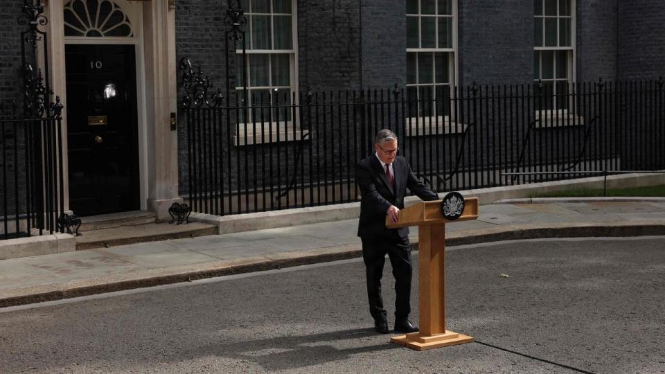 Keir Starmer bekendtgør foran Downing Street nummer 10, at han trækker sig som premierminister og partileder.