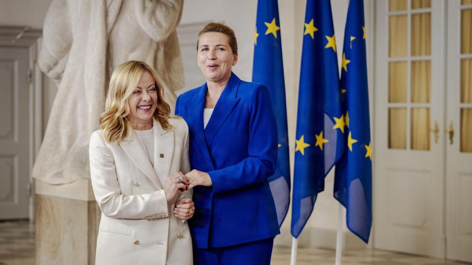 Statsminister Mette Frederiksen og Italiens premierminister, Giorgia Meloni (venstre), skriver, at de er "forenede i ønsket om at passe på Europa", selvom de kommer fra to meget forskellige politiske ståsteder. 