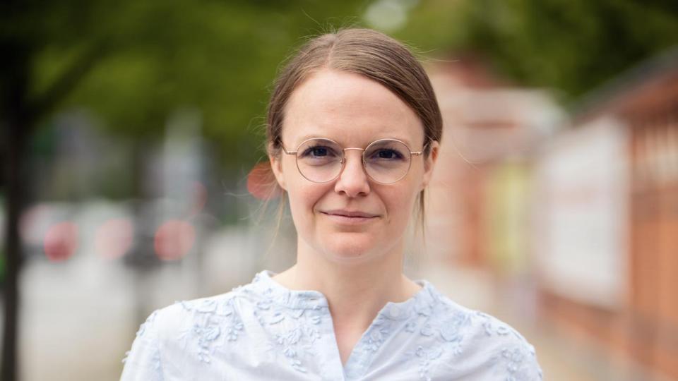 Hvis arbejdskulturen signalerer, at de attraktive opgaver og lederjob går til dem, der altid står til rådighed, vil andelen af kvinder i toppen af dansk erhvervsliv altid være lav, skriver Sanne Kurtzmann.