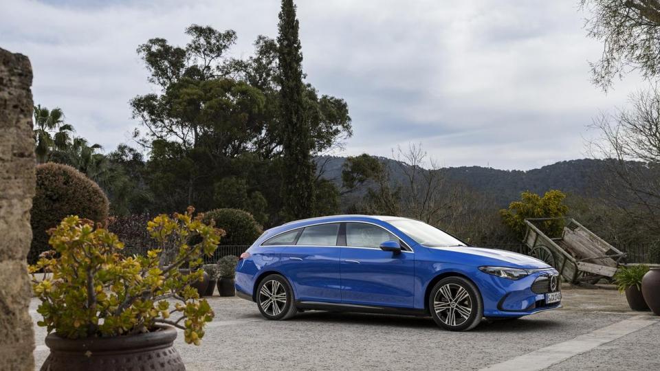 Testbilen er en CLA 250+ Shooting Brake Sheer Blue Metallic og med kabine i Artico nappa-look Ivory Beige.