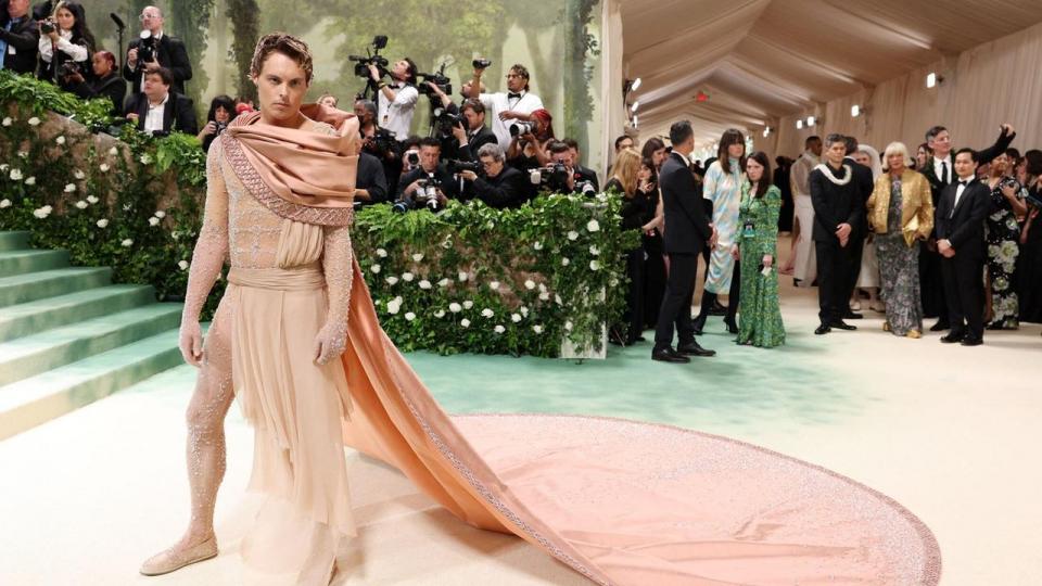 Gustav Magnar Witzøe vakte opsigt, da han i 2024 poserede ved The Met Gala i et laksefarvet design. 
