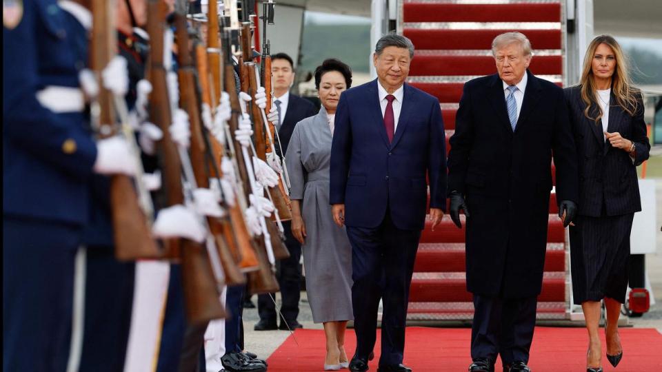 Donald Trump tog personligt imod Xi Jinping i lufthavnen tæt på Washington DC.