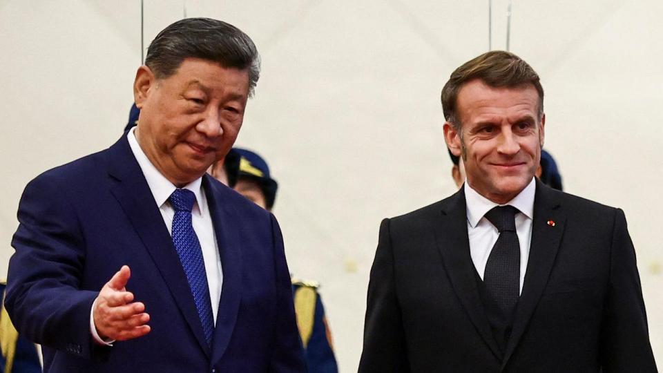 Enten skal EU have kineserne til at opgive deres styring af valutaen, eller også skal EU lægge masser af told på kinesiske varer. Det er absolut nødvendigt, og både Macron og Merz siger det, hver gang de møder præsident Xi, skriver Jeppe Christiansen.