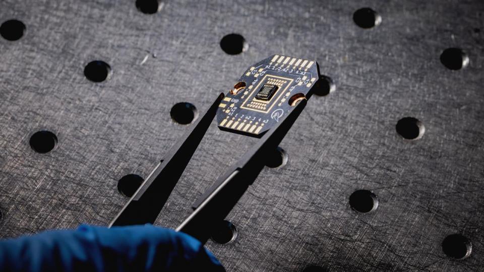 Kvanteselskabet Sparrow Quantum bygger hjernen, eller chippen, til kvantecomputere. Grundlaget for virksomheden stammer fra 25 års forskning på Niels Bohr Institutet.