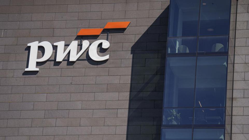 Hos PwC voksede rådgivningsforretningen, der er koncernens største forretningsområde, med 3 pct. til 25,8 mia. dollar. Året før lå væksten her dog på 4,5 pct.