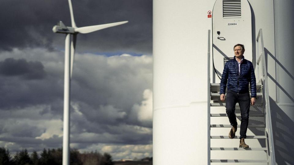 Jens Rasmussen er adm. direktør for Eurowind, som han stiftede i 2006 sammen med sin bror Søren Rasmussen og advokaten Jakob Kortbæk. Selskabet udvikler og opfører landvind, solcelleparker og batteriprojekter.