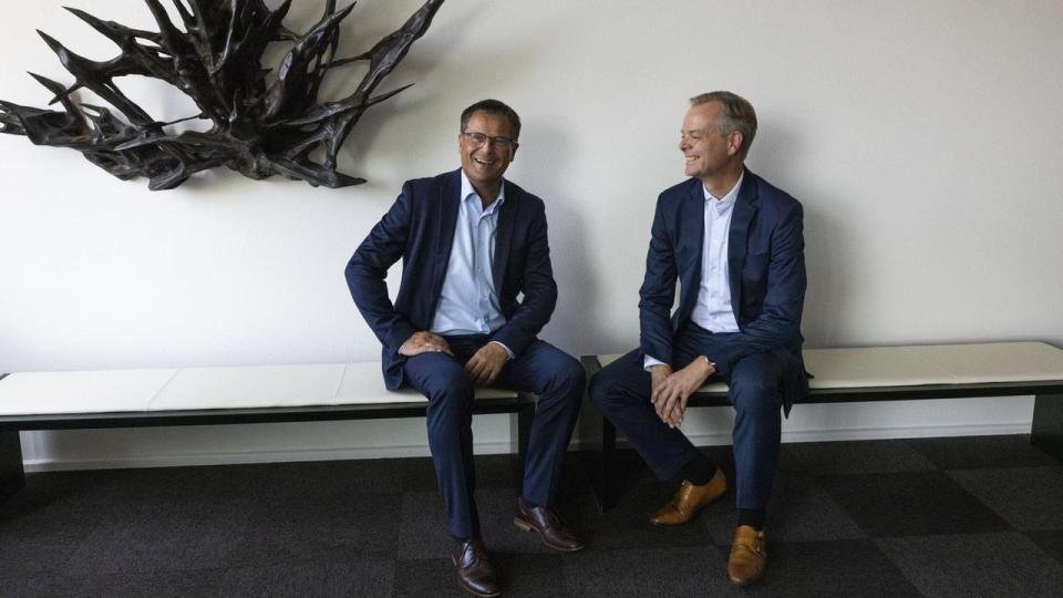 Kim Mouritsen (tv.) og Lars Thomsen er fælles om at være adm. direktører i Sparekassen Danmark.