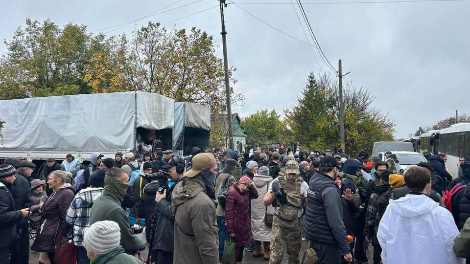 Et billede lagt på den officielle facebookside for Zelenskyjs nære rådgiver Kyrylo Budanov viser angiveligt lokale beboere, der venter ved siden af busser forud for evakueringen af Olesjky.