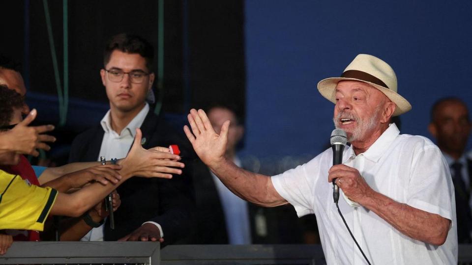 Brasiliens genvalgte præsident, Luiz Inacio Lula da Silva, taler under sin fødselsdagsfejring i Brasília tirsdag, to dage efter at han vandt præsidentvalget. Han er nu 81 år.