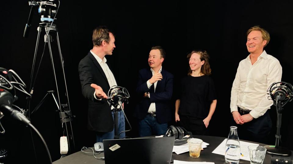 Thomas Juul-Larsen (t.v.), adm. direktør i Mermaid Asset Management, og Christian Jain Kongsted (t.h.), populær investor på Etoro, har mere til fælles, end de lige troede. Det går op for dem i podcasten “Børsen Investor”, hvor Simon Kirketerp, investorredaktør, og journalist Gro Høyer Thielst er værter.