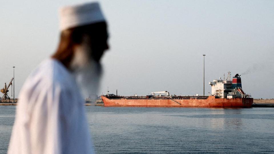 Tankskib ligger for anker, mens trafikken er nede i Hormuzstrædet som følge af den amerikansk-israelske konflikt med Iran.