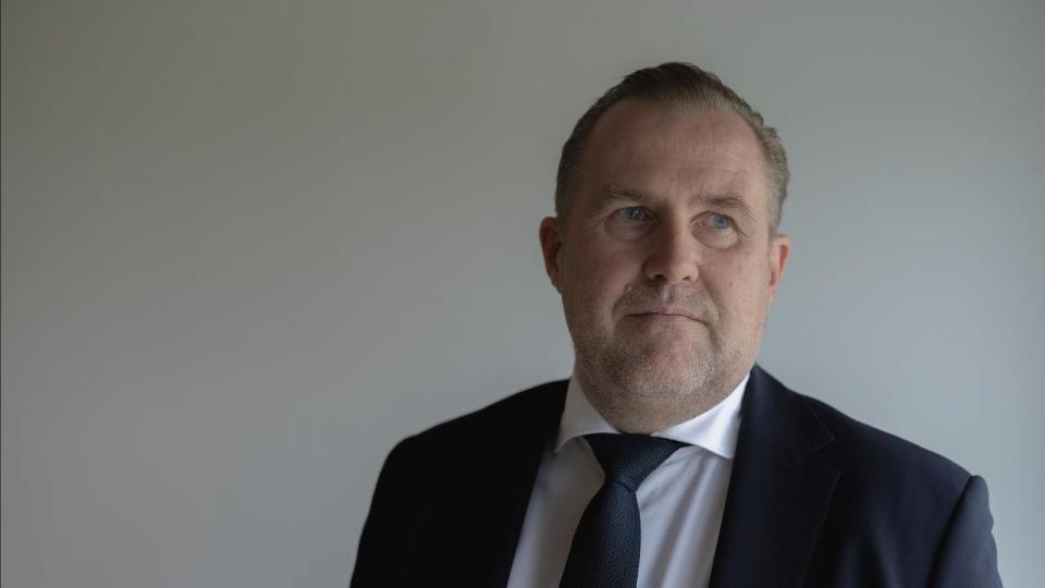 Lukningen af Hormuzstrædet har tvunget rederier til at suspendere bookinger og omdirigere varer. Det rammer speditøren Scan Global Logistics, hvor topchefen Allan Melgaard skal bruge alternative og dyrere veje til at få kundernes varer frem. 