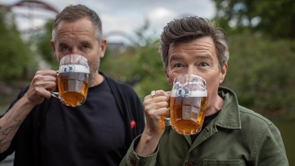 Popstjernen Rick Astley og Mikkel Borg Bjergsø fra Mikkeller har samarbejdet i ti år. Med fem ølvarianter og to pubs i London. Her er de på Færgekroen i Tivoli.