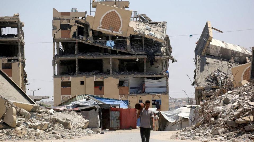 En internt fordreven palæstinensisk mand går blandt ruinerne i byen Khan Younis i den sydlige del af Gazastriben. Trods en våbenhvile, der er mæglet på plads med hjælp fra USA, er der fortsat israelske luftangreb mod Gazastriben. 