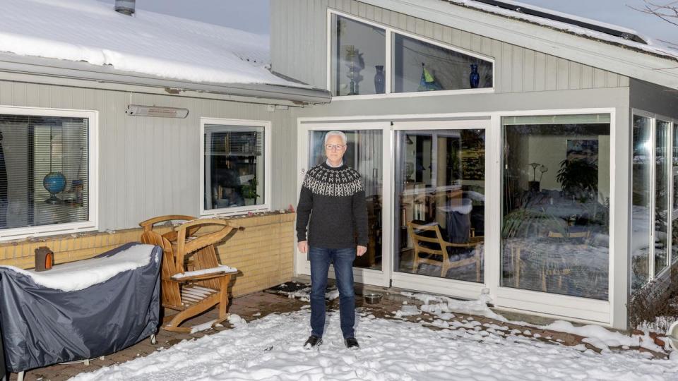 Lige nu ligger der et stort lag sne, der forhindrer solcellerne i at producere strøm til Flemming Silius Nielsen.