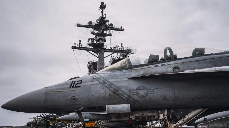 Amerikanske styrker i Mellemøsten er klar til at genoptage de direkte angreb på Iran. Her er et kampfly af typen F/A-18 Super Hornet, parkeret på hangarskibet USS George Washington.