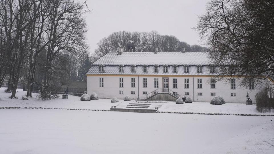 Bagsiden af godset ud mod spejldammen med de gamle buksbombuske.