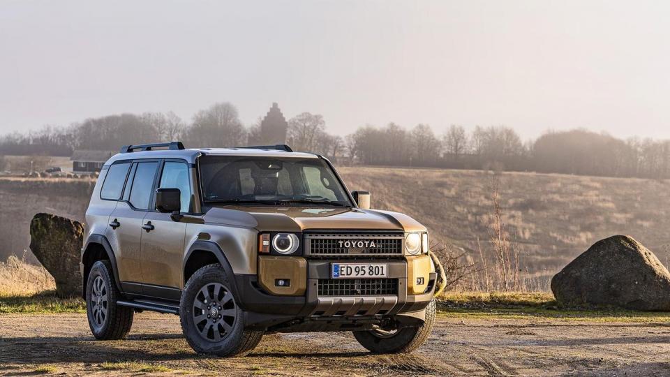 Land Cruiser First Edition har charmerende runde LED-forlygter inspireret af tidligere generationer af modellen. 