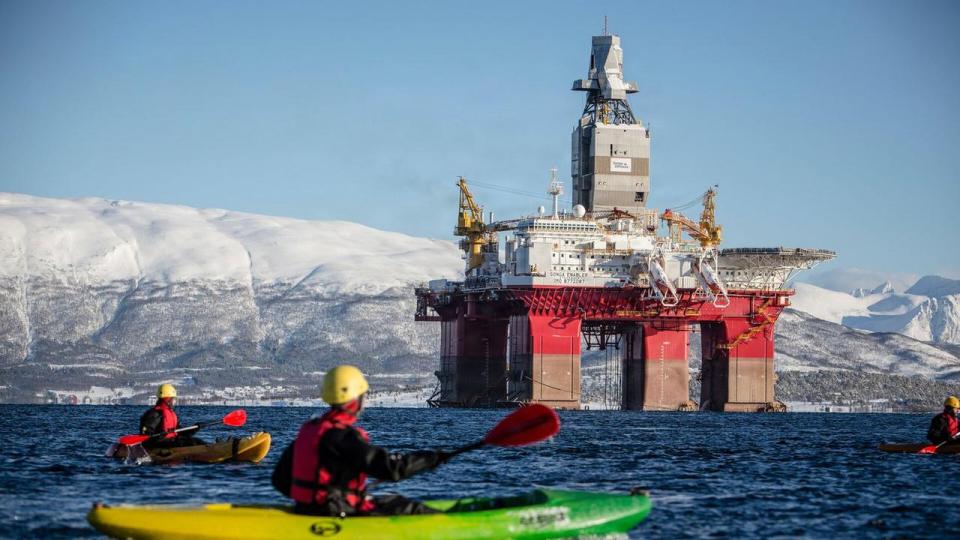 Kajaksejlere fra Greenpeace protesterede i 2017 mod en boreplatform, der var på vej gennem norske fjorde til Arktis.