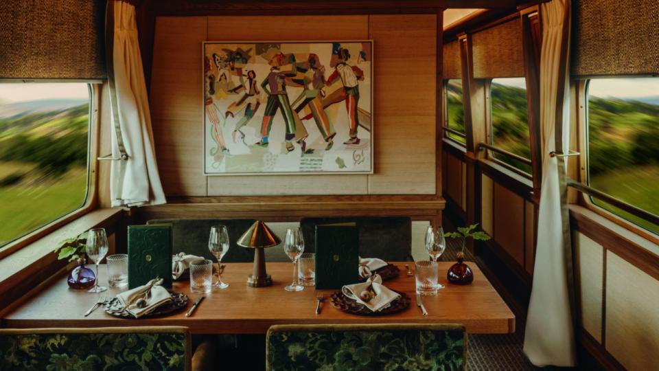 Der er dømt nostalgisk overklassestemning i spisevognen på toget Britannic Explorer, som er indrettet med tykke gulvtæpper, mønstret velour og venetianske glaslamper. 