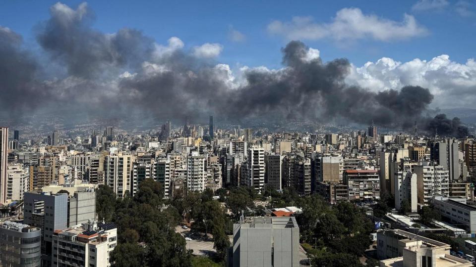 Et stort israelsk angreb på Libanon onsdag sender våbenhvilen mellem USA og Iran ud på en knivsæg.