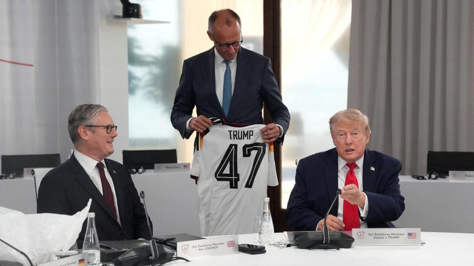 For forbundskansler Friedrich Merz var det meget vigtigt med et billede af Donald Trump og en tysk landsholdstrøje med nummer 47, Trumps placering i rækken af amerikanske præsidenter.