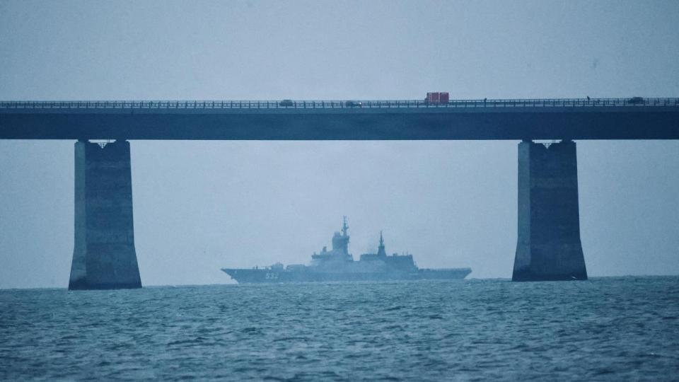 Forsvaret overvåger regelmæssigt russiske flådefartøjer, der sejler gennem de danske bælter for at komme ud eller ind af Østersøen. Her er det korvetten Boikiy, der i januar i år sejlede under Storebæltsbroen.