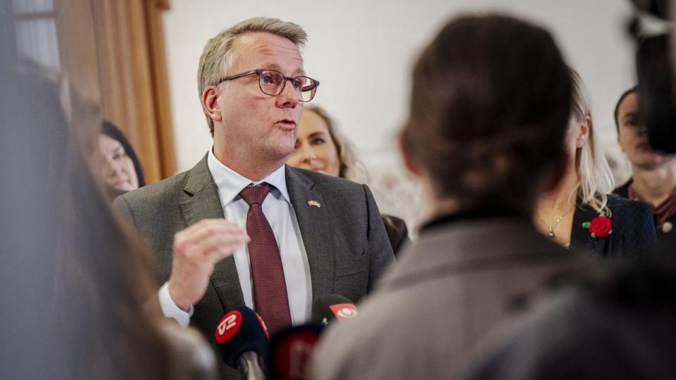 Erhvervsminister Morten Bødskov (S) er klar til at sikre lovgrundlaget, når banker og nationalbank er blevet enige om en plan til at bekæmpe cyberangreb.