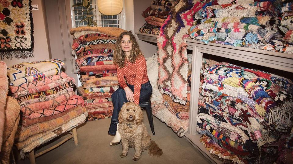 Den nye løve i “Løvens Hule”, Lis Beck, i sin butik Craft Sisters på Nørrebro i København flankeret af hunden Luffe.