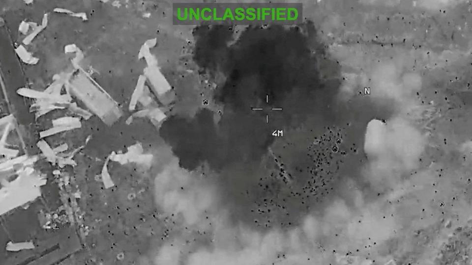 USA's militær har tidligere offentliggjort billeder af det, som det kalder for angreb på Iran. Her ses et angreb angiveligt på en ukendt lokation onsdag i sidste uge. 