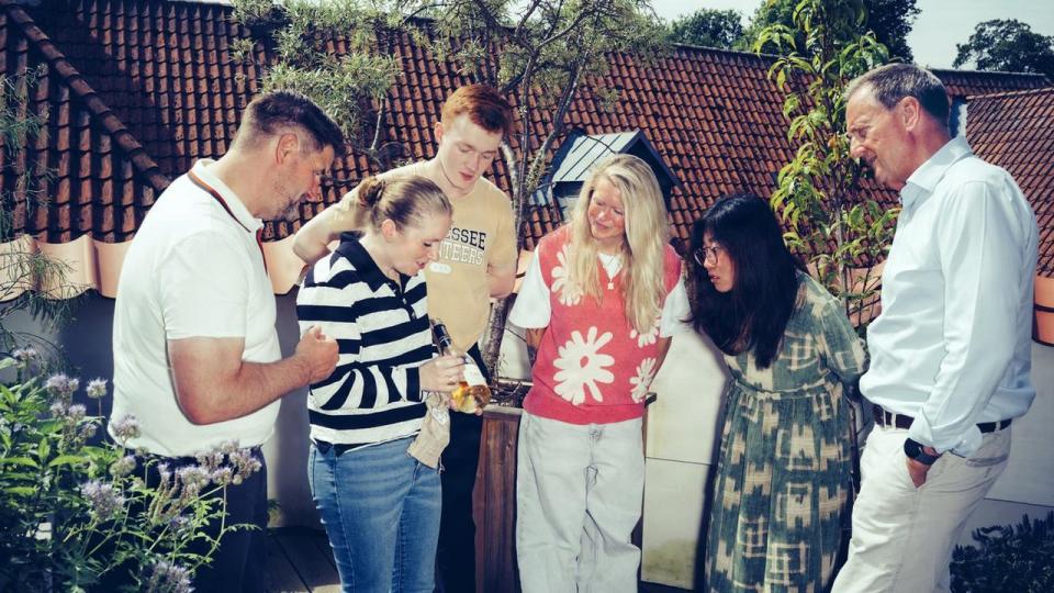 Vindervinen afsløres af sommelier Pernille Malec fra Restaurant The Samuel. Hun er flankeret af sommelier-kollegaerne Rasmus Vejbæk-Zerr (t.v.), Toke Fiedler Terkildsen, Restaurant AOC, Alberte Villumsen, VInbaren Vesterbro Torv, Janice Qiang, Master og Wine samt Børsens Ole Troelsø.