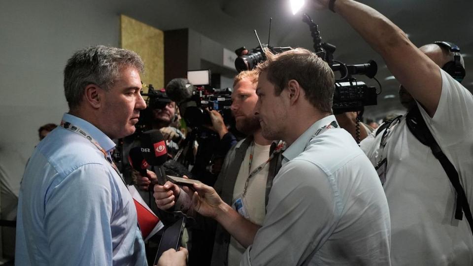 Klimaminister Lars Aagaard (M) lægger ikke skjul på sin skuffelse, efter at EU som de sidste tilsluttede sig en klimaaftale på COP30-topmødet i Brasilien.