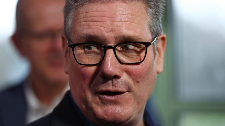 Storbritanniens premierminister Keir Starmer er under stort pres efter valget af en britisk USA-ambassadør med stærke bånd til afdøde Jeffrey Epstein.