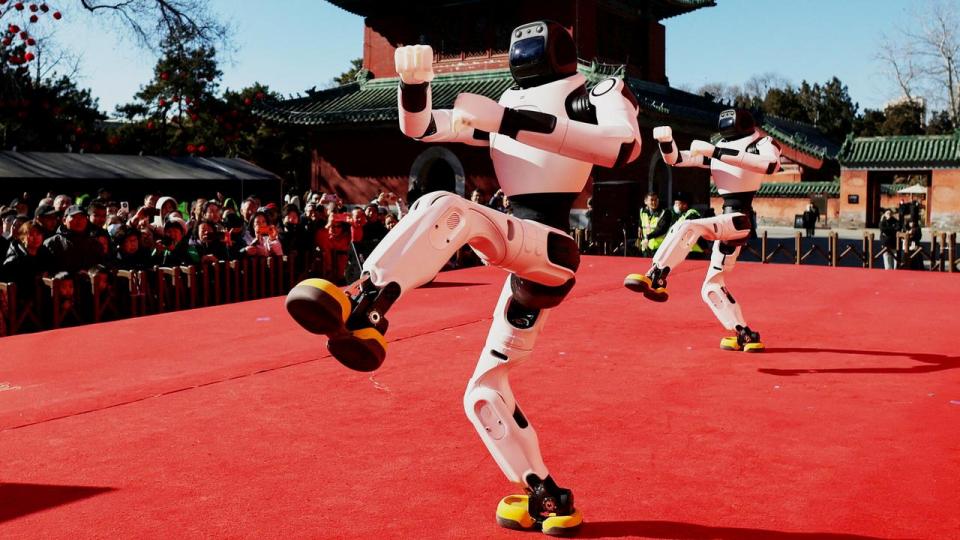 Dansende humanoider ved nytårsgalla viser Kinas teknologiske ambitioner – spørgsmålet er, hvem der kan bruge robotterne bagefter?