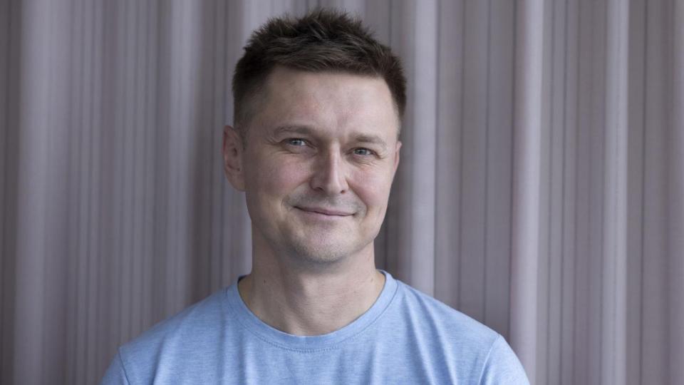 Yevhenii Honcharenko drømmer om den dag, hvor krigen i Ukraine ophører, og han kan vende tilbage til livet som teproducent. I dag bruger han det meste af sin tid som løjtnant ved frontlinjen.