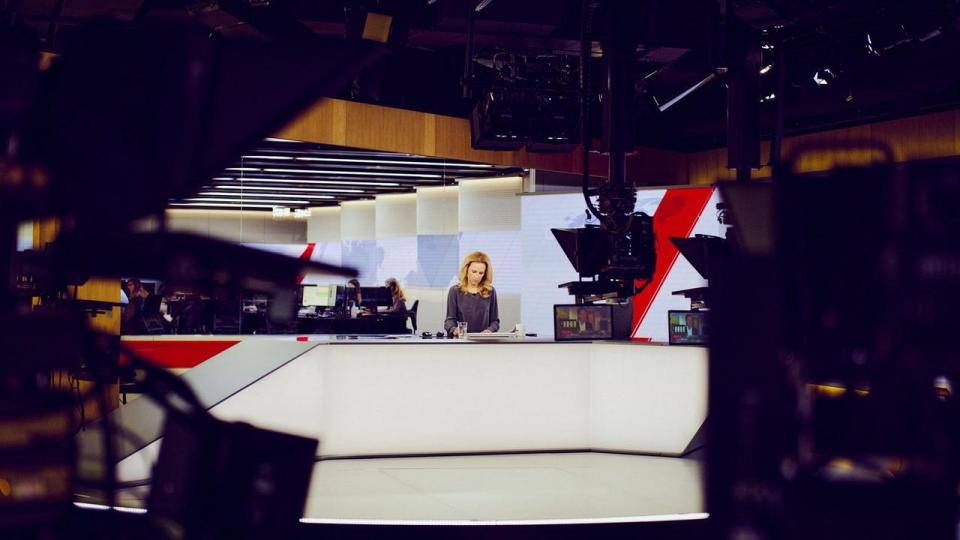 TV2 mødte i 2022 kritik fra Greenpeace, fordi over 18 pct. af tv-stationens reklameindtægter ifølge en beregning fra miljøorganisationen stammede fra klimaskadelige varer. 