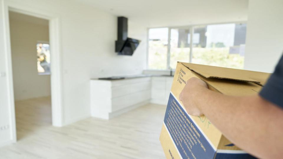 Regeringen overvejer at sænke eller helt fjerne tinglysningsafgiften for førstegangskøbere, men hvorfor skal det kunne gælde for førstegangskøbere, spørger køberrådgiver Brian Winding.