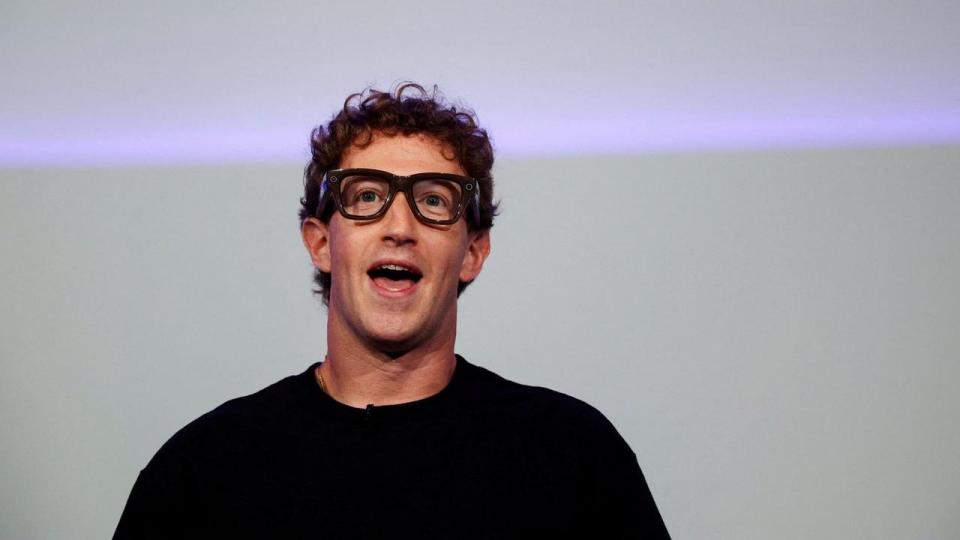 Metas stifter og adm. direktør, Mark Zuckerberg, fotograferet i september iført selskabets nye tech-brille, Meta Ray-Ban Display.