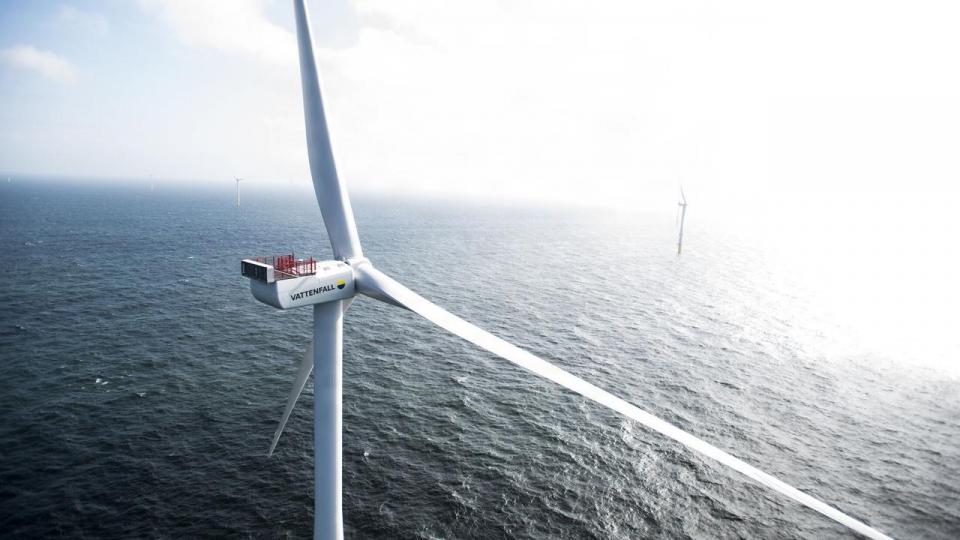 Sommerens vigtigste historie i dansk energipolitik kom 4. august, da Vattenfall vandt udbuddet af havvind i Nordsøen Midt og Hesselø. Den viser, at kapitalen bevæger sig, når de politiske rammer er forudsigelige, skriver Tim Whyte og Jens Munch Holst.