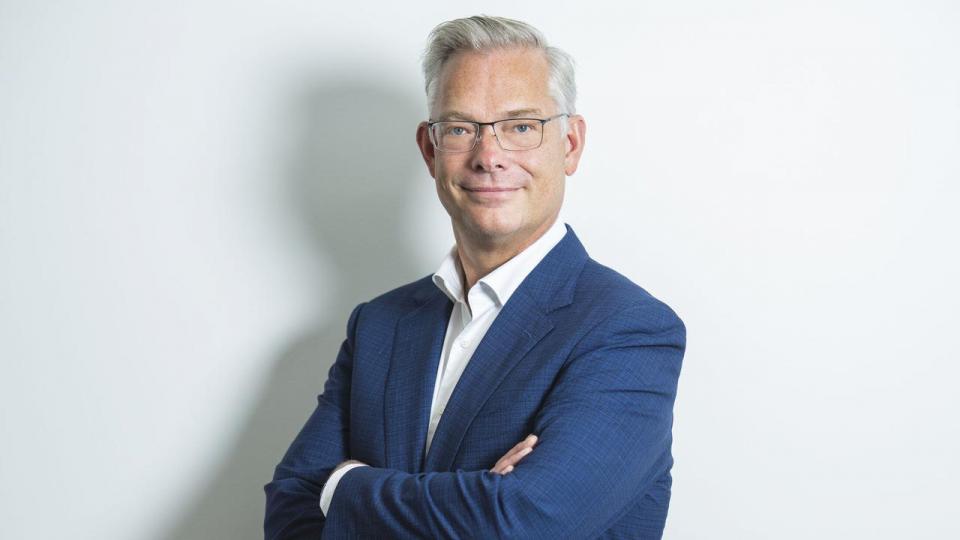 Mark Luscombe, adm. direktør i Sydbank, fandt ikke plads til de to tidligere direktører fra Arbejdernes Landsbank i toppen af fusionerede AL Sydbank, Simon Sinding Jørgensen og tidligere adm. direktør Jan W. Andersen. De får som plaster på såret næsten 26 mio. kr. tilsammen i aftrædelse.